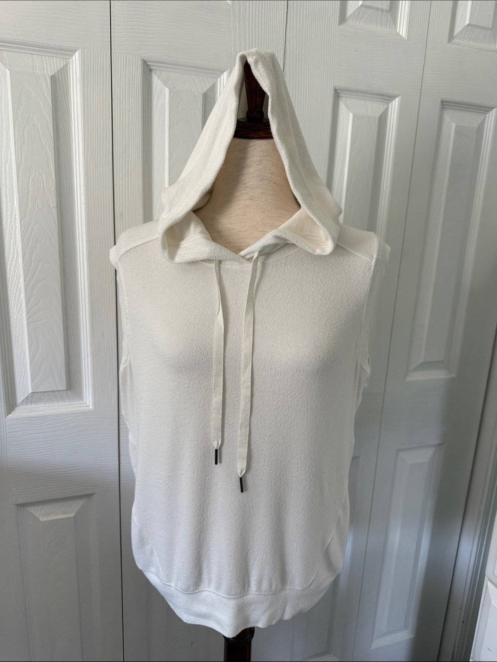 EVEREVE women’s Ivory sleeveless hooded pullover Sz L